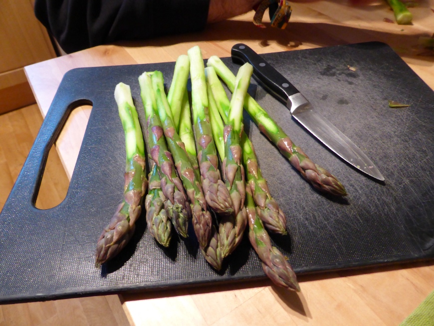 Peeled and trimmed asparagus for the asparagus tagliatelle.