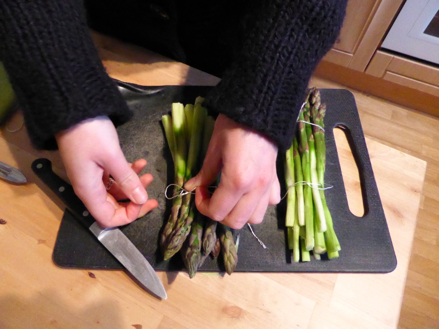 Bundling the asparagus to cook them for the asparagus tagliatelle.